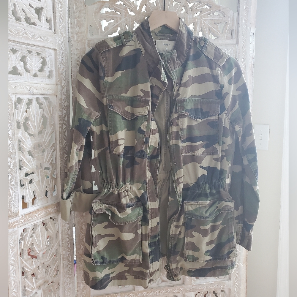 Camo Jacket with pockets and waist clinching details sz S